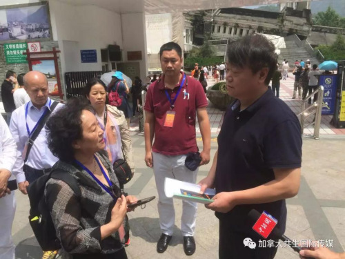 美國紐約中國廣播網(wǎng)節(jié)目總監(jiān)崔濤女士(左)向沈超主任贈送資料