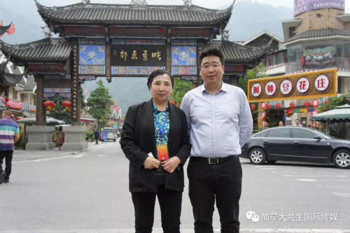 龍躍先生(右)在映秀東村接受加拿大共生國際傳媒記者胡憲(左)采訪。