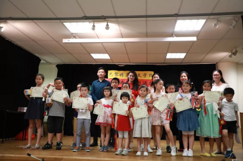 朗誦組獲獎者與評委合影。(圖片來源：歐洲時報記者孔帆拍攝)