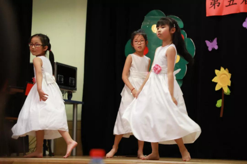 舞蹈組小朋友表演節(jié)目。