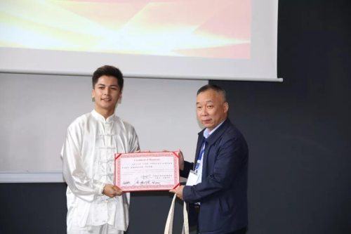 鐘誠(chéng)常務(wù)副社長(zhǎng)為獲得單項(xiàng)獎(jiǎng)的拉羅謝爾孔子學(xué)院選手王樂家頒獎(jiǎng)(圖片來源：歐洲時(shí)報(bào)記者黃冠杰拍攝)