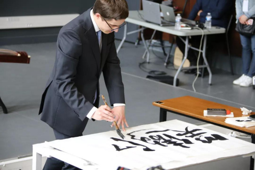 拉羅謝爾孔子學(xué)院李顧南書法表演。