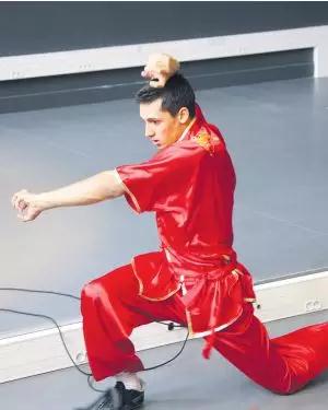 巴黎七大孔子學(xué)院泰麥洛表演龍拳。(圖片來源：歐洲時(shí)報(bào)記者黃冠杰拍攝)