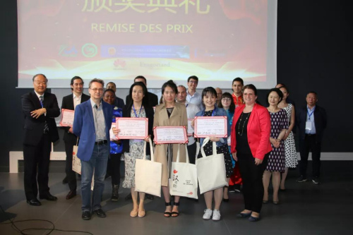 獲獎(jiǎng)輔導(dǎo)老師。(圖片來源：歐洲時(shí)報(bào)記者黃冠杰拍攝)