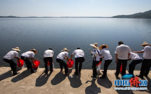 萬(wàn)寧在該市小海南部海域舉行2018年增殖放流活動(dòng) ?！蛆i 攝