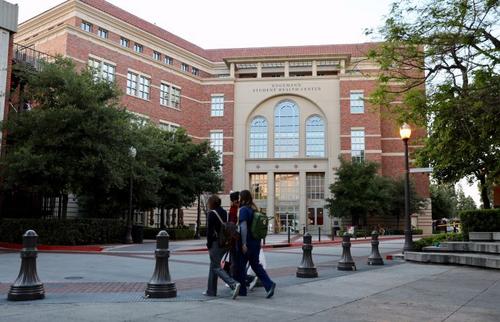 南加州大學英格曼學生健康中心成了媒體關注的焦點。(美國《僑報》/邱晨 攝)