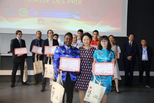 夏蔭代總領(lǐng)事為獲得二等獎(jiǎng)的選手頒獎(jiǎng)。