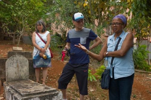 羅笑娜(右)返回中國尋根，并到外祖父墳前掃墓。(美國《世界日報》/羅笑娜提供)