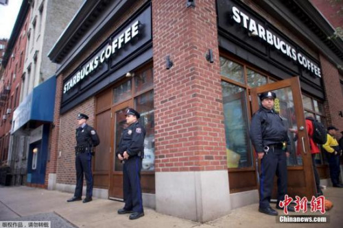 據(jù)警方透露，這兩名非洲裔男子在店內(nèi)等候朋友，他們想借用洗手間，但店員聲稱只有在店里消費的顧客才能使用。這兩名男子隨后在店里繼續(xù)等待朋友，但是店員卻把警察喊來了。警察將兩人用手銬帶走調(diào)查。圖為費城星巴克門外的警察。