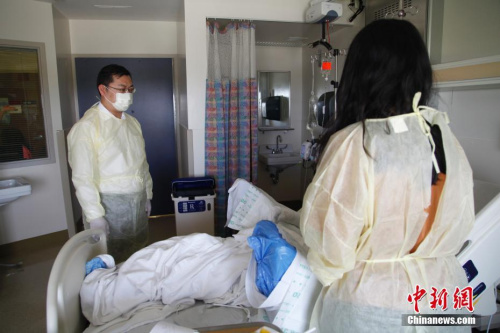 當(dāng)?shù)貢r(shí)間5月30日凌晨，加拿大多倫多一民宅發(fā)生火災(zāi)，造成在此租住的多倫多大學(xué)士嘉堡校區(qū)中國(guó)留學(xué)生1人死亡、3人受傷。中國(guó)駐多倫多代總領(lǐng)事莊耀東（左）等當(dāng)天趕往醫(yī)院看望受傷學(xué)生，表達(dá)慰問。他表示，總領(lǐng)館將繼續(xù)同有關(guān)方面保持密切溝通，提供一切必要協(xié)助，妥善處理后續(xù)事宜。<a target='_blank' >中新社</a>記者 余瑞冬 攝