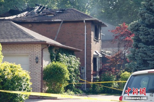 當(dāng)?shù)貢r(shí)間5月30日凌晨，加拿大多倫多一民宅發(fā)生火災(zāi)，造成在此租住的多倫多大學(xué)士嘉堡校區(qū)中國(guó)留學(xué)生1人死亡、3人受傷。當(dāng)天下午，失火民宅已無明火，但仍有輕微冒煙。<a target='_blank' >中新社</a>記者 余瑞冬 攝