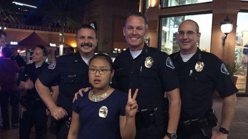 華裔女童周珈彤見義勇為，獲得警局表彰。(周媽媽提供)