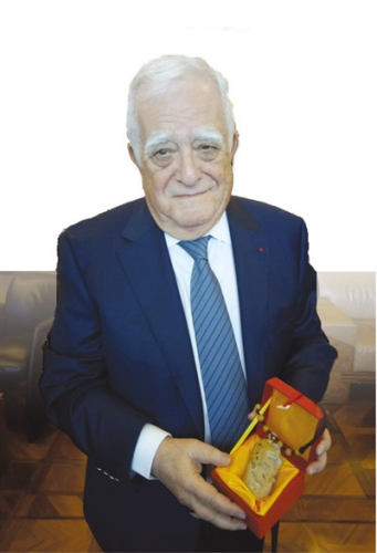 卡薩在展示他的中國(guó)紀(jì)念品。 　　本報(bào)記者 黃培昭攝