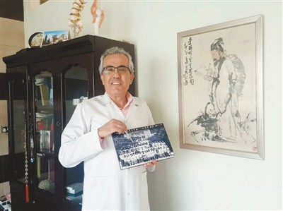 胡代伊布展示他在原北京醫(yī)科大學(xué)學(xué)習(xí)時(shí)的合影。 　　本報(bào)記者 黃培昭攝 