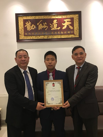 匈牙利福建商會(huì)會(huì)長劉文建、執(zhí)行會(huì)長吳六金向新增副會(huì)長林衍(中)頒發(fā)任命書。（圖片來源：匈牙利《歐洲論壇》）