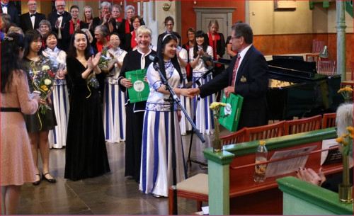 斯德哥爾摩華助中心贈送紀(jì)念禮物