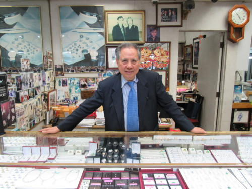 岑灼槐43年前就在紐約曼哈頓華埠經(jīng)營珠寶行。（美國《世界日報》／顏嘉瑩 攝）