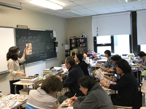 學員們在課堂上認真學習英文 學員們在課堂上認真學習英文