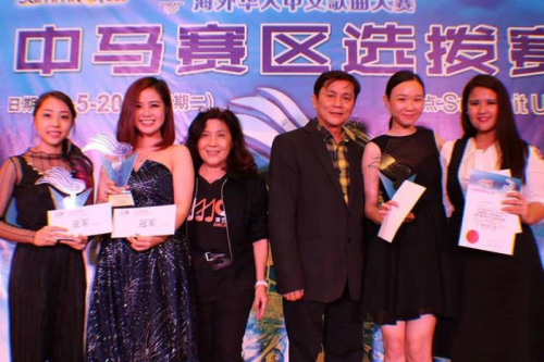 在馬來西亞藝人公會(huì)全國(guó)總會(huì)長(zhǎng)高山及總財(cái)政盧錦桂的見證下，成人組亞軍得主李艾薇（左一）及冠軍周姝妗將在6月24日與全國(guó)各賽區(qū)的水立方代表一較高下。