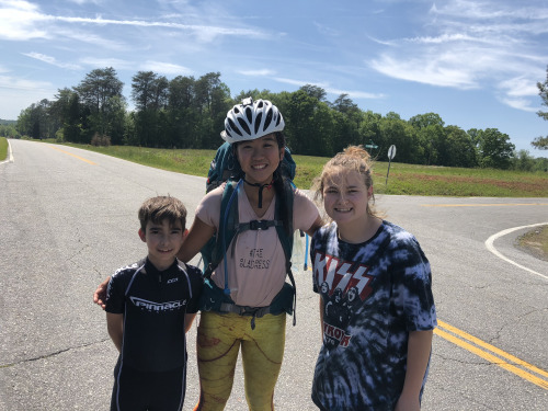 何易恩只身一人輪滑橫穿全美，與路人合影。(來源：美國《世界日報》 何易恩提供)