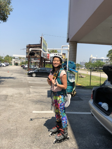 23歲的華裔女孩何易恩(Yanise Ho)正以直排輪滑橫穿全美國，挑戰(zhàn)最長輪滑旅程的金氏世界紀錄。(來源：美國《世界日報》 何易恩提供)