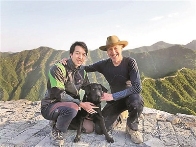 杰米(左)和弟弟幫助爸爸實(shí)現(xiàn)了他的第二個(gè)“長(zhǎng)城夢(mèng)”——鳥(niǎo)瞰長(zhǎng)城全線。