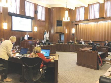 溫哥華市議會通過就華埠發(fā)展修訂計劃舉行公聽會。(圖片來源：加拿大《明報》記者 伍皚婷 攝)