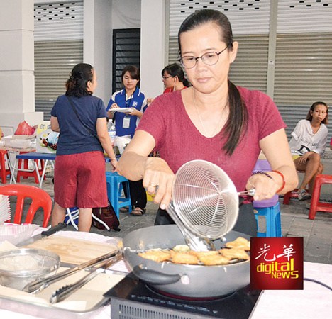 單親媽媽呂翠云炸五香餅，希望能靠自己的勞力賺取孩子的教育費(fèi)。（馬來(lái)西亞《光華日?qǐng)?bào)》）