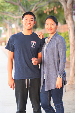 圣地牙哥華裔學(xué)生周敏泰（左）被六所藤校和名校錄取。圖為周敏泰與母親劉飏。（美國《世界日報》/劉飏提供）