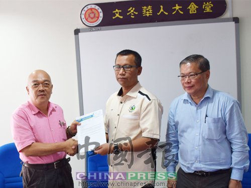 沙希(右2)移交文化街批淮信給葉玉欽，右為羅龍年。(馬來西亞《中國報》)