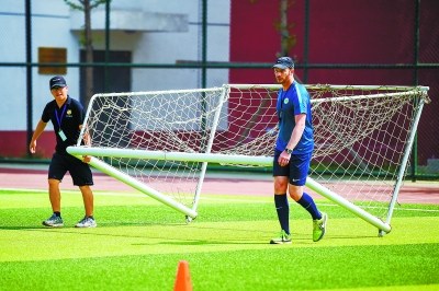 丹尼爾在北京的時(shí)間里，會(huì)在門頭溝多所學(xué)校執(zhí)教，每到一所新的學(xué)校，他都會(huì)親力親為，根據(jù)學(xué)校軟硬件情況調(diào)整課程、安排場(chǎng)地。 