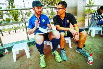 丹尼爾的課程安排里，除了親自上場(chǎng)執(zhí)教，還有觀摩和指導(dǎo)中國(guó)體育老師，在中國(guó)體育老師上課時(shí)，他會(huì)在場(chǎng)邊認(rèn)真記錄，并和翻譯一起討論課程的優(yōu)點(diǎn)和不足。