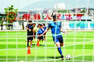 作為前職業(yè)球員和國(guó)際認(rèn)證教練，丹尼爾有著豐富經(jīng)驗(yàn)，在給學(xué)校足球隊(duì)的培訓(xùn)中，他會(huì)根據(jù)學(xué)校提出的具體需求有針對(duì)性地示范指導(dǎo)射門、戰(zhàn)術(shù)等科目。 