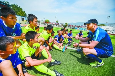 在課上，丹尼爾嚴(yán)謹(jǐn)認(rèn)真，時(shí)不時(shí)還會(huì)嚴(yán)格地糾正孩子們的錯(cuò)誤，但課后總結(jié)時(shí)，他也會(huì)夸贊孩子們的進(jìn)步，為孩子們加油鼓勁。 