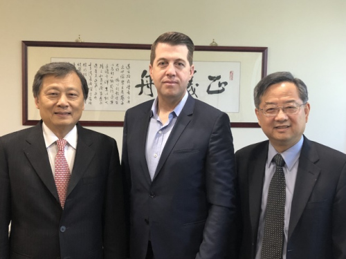 競選美國加州副州長的軻海瑞(中)6日承認(rèn)敗選。(美國《世界日?qǐng)?bào)》/資料圖片)