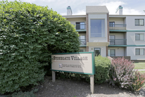 克利斯汀森住在離UIUC車程約十分鐘的石門公寓。(美國《世界日報(bào)》)