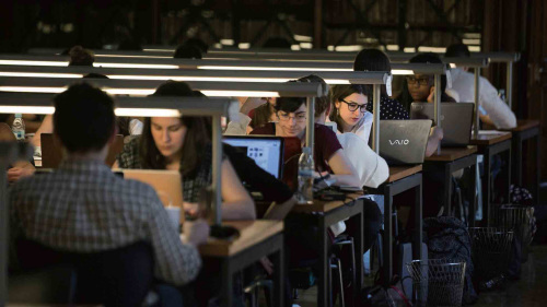 　學(xué)生們?cè)诎腿_那大學(xué)圖書(shū)館學(xué)習(xí)。(圖片來(lái)源：《國(guó)家報(bào)》)