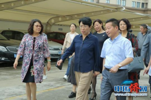 中國僑聯(lián)一行調(diào)研浙江康爾達新材料股份有限公司?！」溻?攝