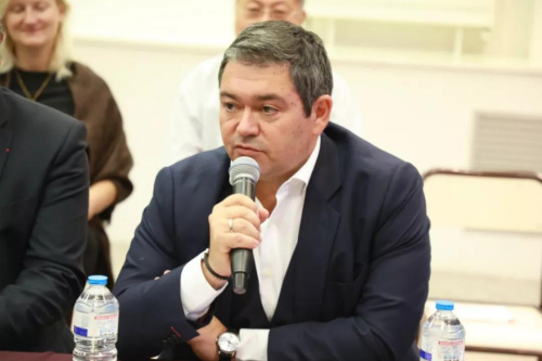 顧梅表示，13區(qū)政府一直在為爭(zhēng)取商鋪的周日工作權(quán)努力。