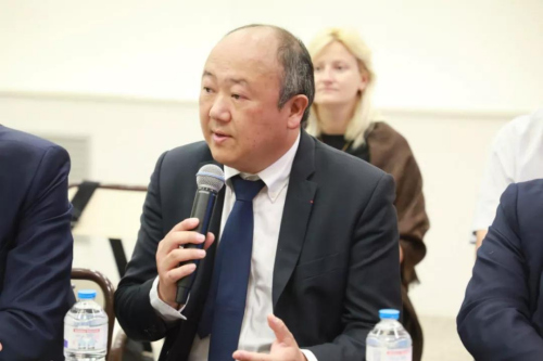 陳文雄議員一直在為13區(qū)周日營(yíng)業(yè)奔走呼吁。(《歐洲時(shí)報(bào)》微信公眾號(hào))