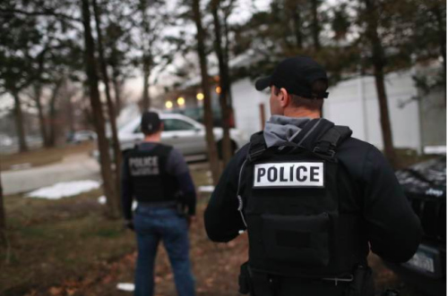  紐約州警方配合國(guó)土安全部探員在長(zhǎng)島逮捕一名MS-13成員。(美國(guó)《世界日?qǐng)?bào)》資料圖)