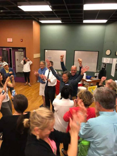 開票當晚，戴怡平興奮感謝支持者及義工。(美國《世界日報》 戴怡平提供)