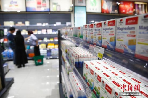 5月17日，游客在中哈霍爾果斯國際邊境合作中心內(nèi)免稅店購物。中哈霍爾果斯國際邊境合作中心是建立在中國和哈薩克斯坦兩國霍爾果斯口岸的跨境經(jīng)濟貿(mào)易區(qū)和區(qū)域合作項目，是中國與其他國家建立的首個國際邊境合作中心，也是上海合作組織框架下區(qū)域合作的示范區(qū)。中心實行封閉式管理，主要功能是貿(mào)易洽談、商品展示和銷售、倉儲運輸、賓館飯店、商業(yè)服務(wù)設(shè)施、金融服務(wù)、舉辦各類區(qū)域性國際經(jīng)貿(mào)洽談會等。<a target='_blank' >中新社</a>記者 富田 攝