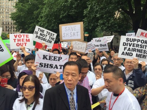  紐約市擬廢特殊高中入學(xué)測驗(yàn) 各族裔家長千人聚市府前抗議。(美國《世界日報(bào)》記者 顏嘉瑩 攝)