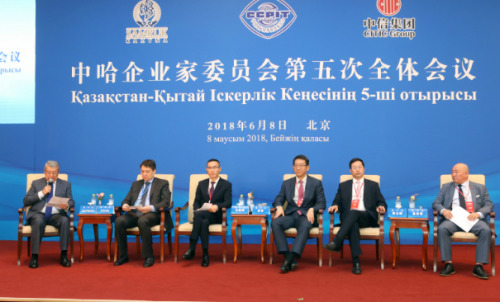 中哈各界嘉賓在現(xiàn)場舉行專題會議研討。