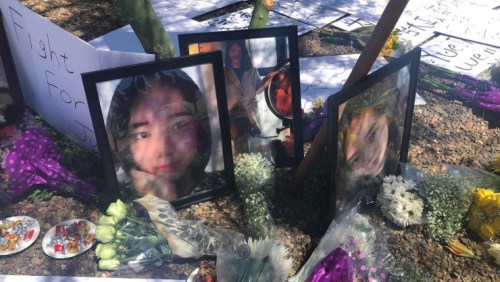 2018年6月11日亞利桑那州坦佩市，中國留學(xué)生江玥2016年1月16日被槍殺現(xiàn)場附近，家人及當?shù)貎S屆為江玥舉行了追思會。圖為追思會現(xiàn)場。(圖片由江玥表姐徐翔提供)