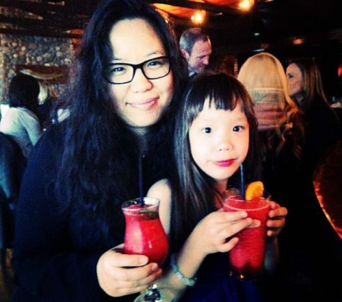 張美琪(左)說(shuō)，阿妮雅(右)生病前是個(gè)開心可愛的小女孩。(張美琪提供)