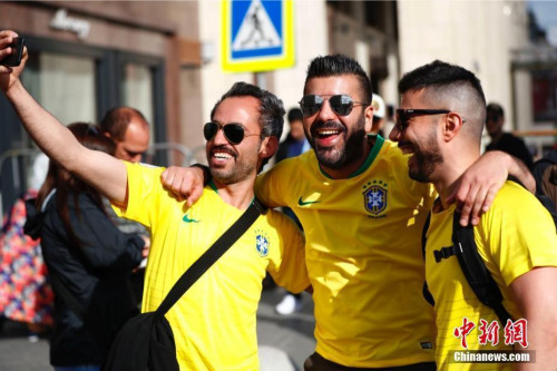 資料圖：當(dāng)?shù)貢r(shí)間6月13日，來自世界各地的球迷聚集在莫斯科紅場附近，迎接2018俄羅斯世界杯足球賽開幕。圖為巴西隊(duì)球迷。 <a target='_blank' >中新社</a>記者 富田 攝