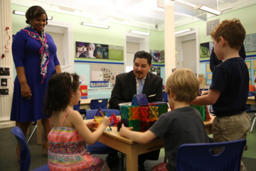 卡蘭扎表示，將與亞裔小區(qū)展開對話，就改革溝通、答疑。(美國《世界日報》/顏嘉瑩攝)