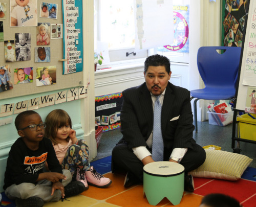 卡蘭扎表示，將與亞裔小區(qū)展開對話，就改革溝通、答疑。(美國《世界日報》/顏嘉瑩攝)